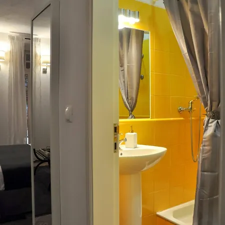 Gilao Stylish 1st Floor With Shared Rooftop *